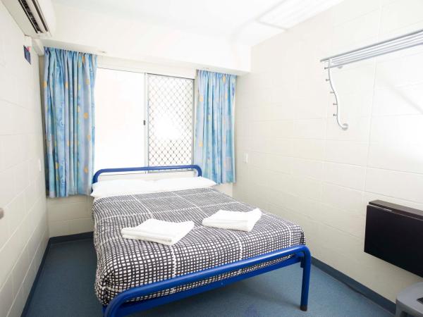 YHA Cairns Central : photo 1 de la chambre chambre double avec salle de bains commune