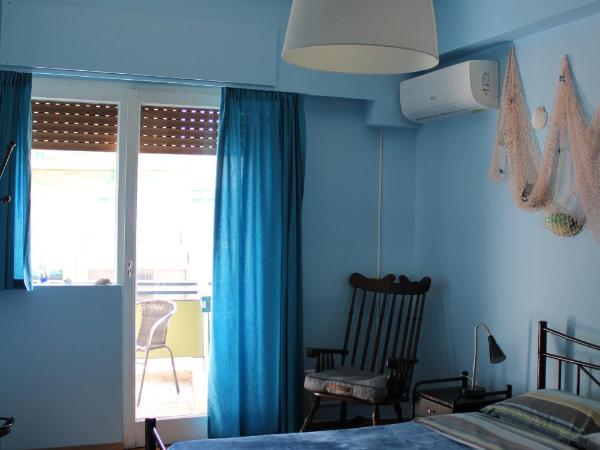 Petaluda House 1 : photo 1 de la chambre chambre lit king-size avec salle de bains commune