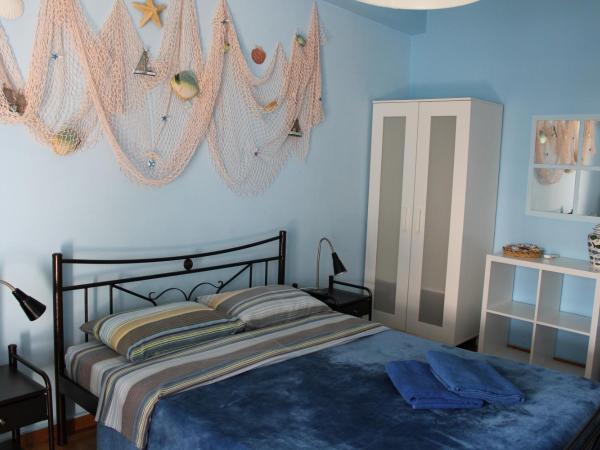 Petaluda House 1 : photo 2 de la chambre chambre lit king-size avec salle de bains commune