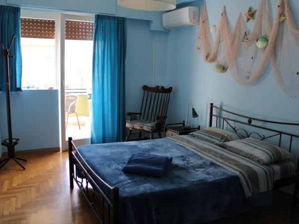 Petaluda House 1 : photo 3 de la chambre chambre lit king-size avec salle de bains commune