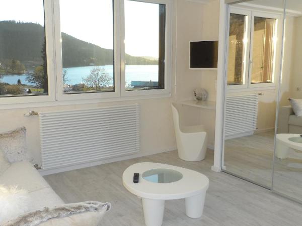 Les Loges Du Parc : photo 7 de la chambre suite avec sauna - vue sur lac - ours