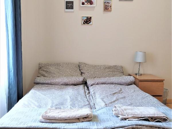 Aurora Apartments : photo 1 de la chambre chambre double avec salle de bains commune