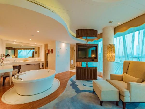 Crowne Plaza Suzhou, an IHG Hotel : photo 3 de la chambre 1 king captain suite lounge access lake view