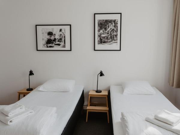 Norrland YMCA Hostel Umeå : photo 2 de la chambre chambre lits jumeaux avec salle de bains commune