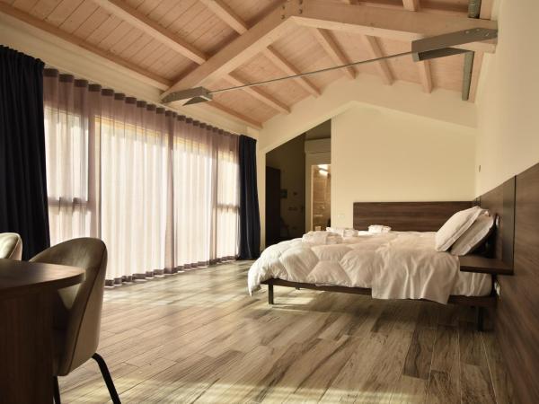 Royal Garden luxury rooms : photo 8 de la chambre chambre double avec baignoire spa