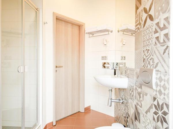 EA Hotel Victoria : photo 4 de la chambre chambre familiale standard