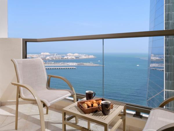 Mövenpick Hotel Jumeirah Beach : photo 3 de la chambre suite exécutive - vue partielle sur mer avec balcon, accès au salon, petit-déjeuner, rafraîchissements, boissons et canapés en soirée
