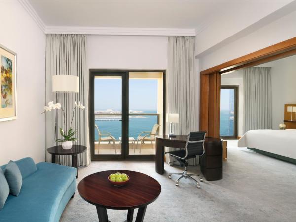 Mövenpick Hotel Jumeirah Beach : photo 1 de la chambre suite exécutive - vue partielle sur mer avec balcon, accès au salon, petit-déjeuner, rafraîchissements, boissons et canapés en soirée