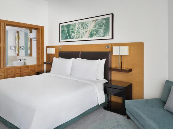 Mövenpick Hotel Jumeirah Beach : photo 2 de la chambre hébergement exécutif lit king-size avec balcon, accès au salon, petit-déjeuner, rafraîchissements, boissons et canapés en soirée