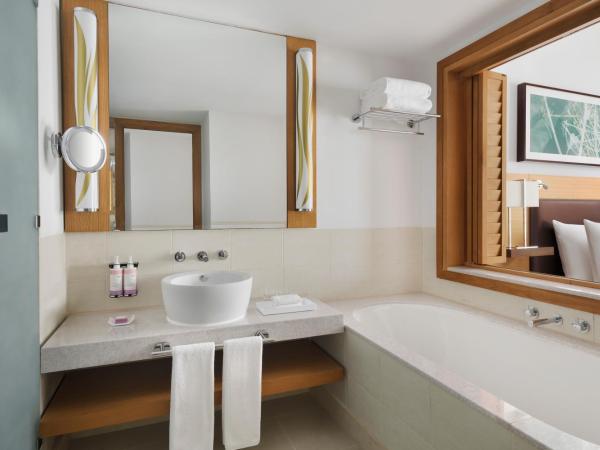 Mövenpick Hotel Jumeirah Beach : photo 4 de la chambre hébergement exécutif lit king-size avec balcon, accès au salon, petit-déjeuner, rafraîchissements, boissons et canapés en soirée