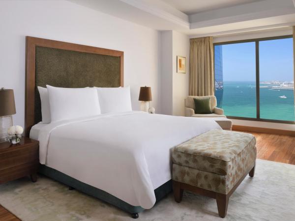 Mövenpick Hotel Jumeirah Beach : photo 2 de la chambre suite royale - vue partielle sur mer avec balcon, accès au salon, petit-déjeuner, rafraîchissements, boissons et canapés en soirée