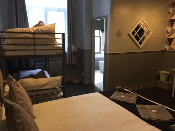 Queens Guesthouse Manchester : photo 6 de la chambre chambre quadruple avec salle de bains privative