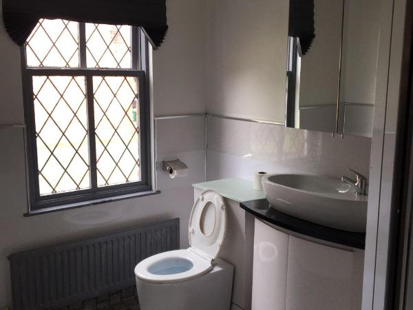 Queens Guesthouse Manchester : photo 8 de la chambre chambre quadruple avec salle de bains privative