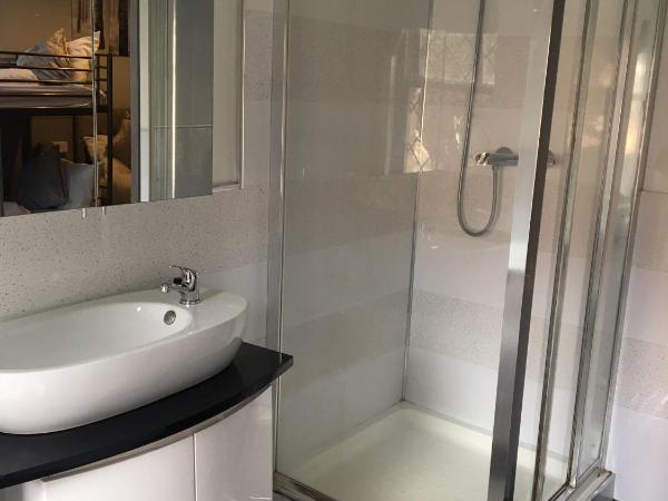Queens Guesthouse Manchester : photo 10 de la chambre chambre quadruple avec salle de bains privative