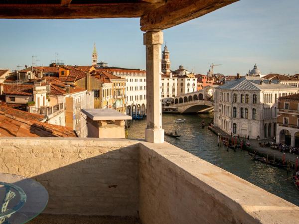 The Venice Venice Hotel : photo 8 de la chambre chambre lit king-size avec terrasse - vue sur grand canal et pont du rialto