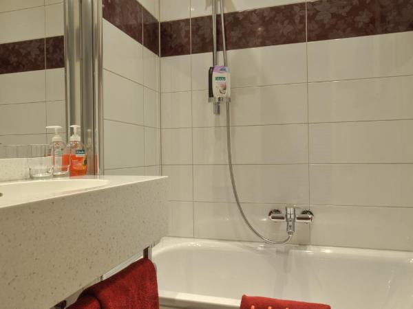 Hotel Condor : photo 3 de la chambre chambre lit king-size avec balcon