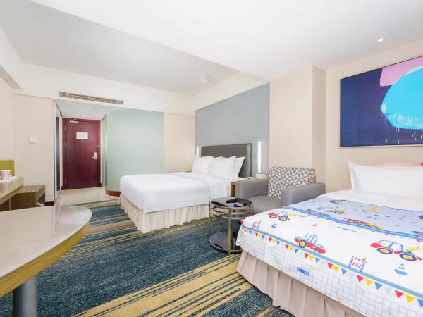 Holiday Inn Express City Centre Dalian, an IHG Hotel : photo 1 de la chambre standard queen room with queen and single bed