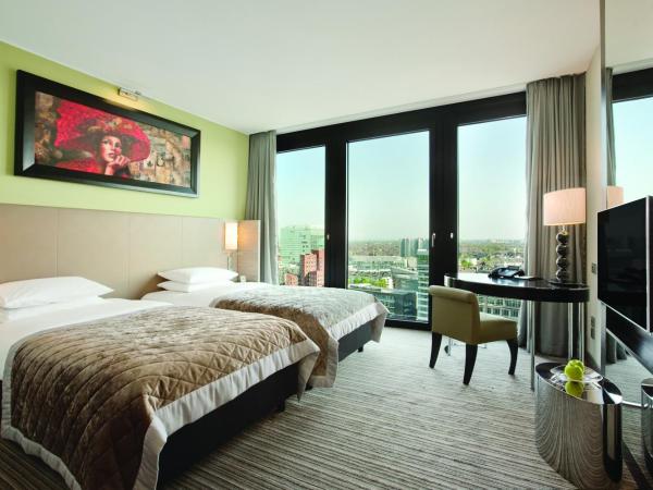 Hyatt Regency Dusseldorf : photo 1 de la chambre chambre lits jumeaux - vue sur port