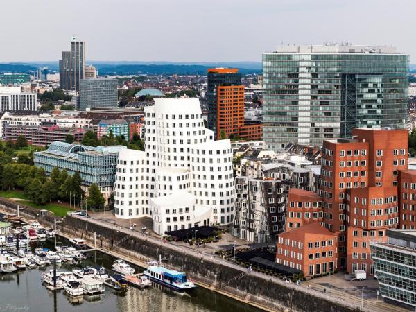 Hyatt Regency Dusseldorf : photo 10 de la chambre chambre lit king-size - vue sur port