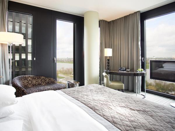 Hyatt Regency Dusseldorf : photo 5 de la chambre chambre lit king-size deluxe - vue sur port