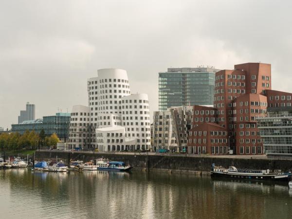 Hyatt Regency Dusseldorf : photo 8 de la chambre chambre lits jumeaux - vue sur port