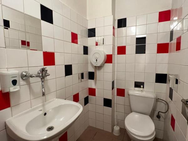 Clown and Bard Hostel : photo 7 de la chambre chambre double ou lits jumeaux avec salle de bains commune