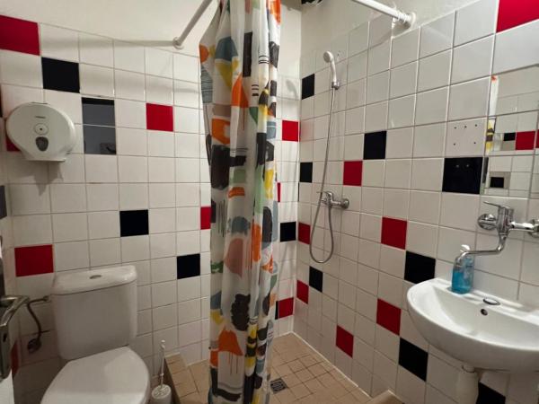 Clown and Bard Hostel : photo 8 de la chambre chambre double ou lits jumeaux avec salle de bains commune