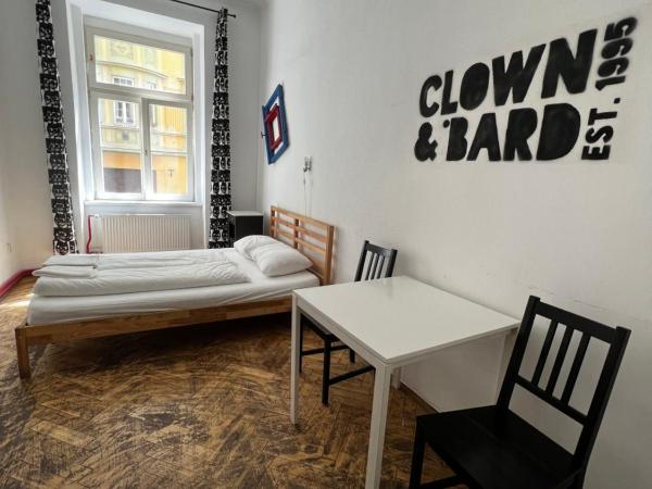 Clown and Bard Hostel : photo 1 de la chambre chambre double ou lits jumeaux avec salle de bains commune