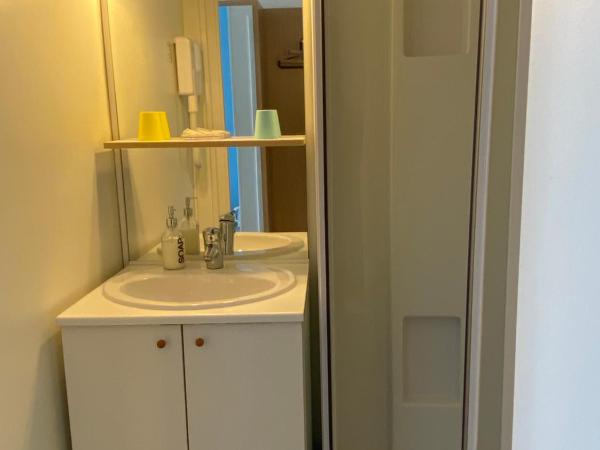 Oscar Hôtel Le Havre Centre : photo 3 de la chambre chambre double avec toilettes externes privatives