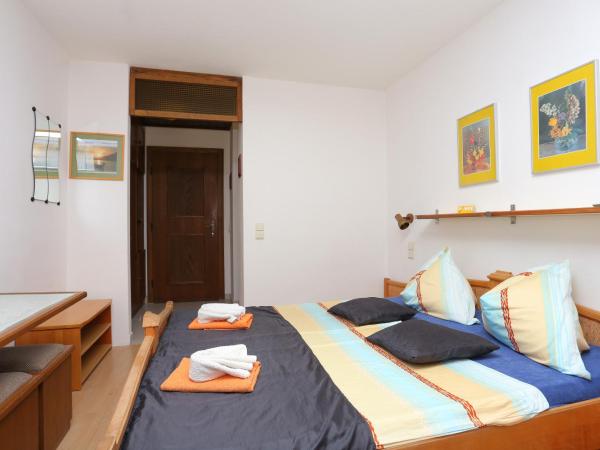 Apartments and rooms by the sea Nemira, Omis - 2781 : photo 2 de la chambre chambre double avec balcon