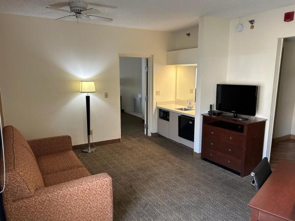 La Quinta by Wyndham Orlando South : photo 2 de la chambre suite lit king-size – non-fumeurs