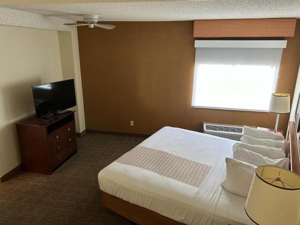 La Quinta by Wyndham Orlando South : photo 3 de la chambre suite lit king-size – non-fumeurs
