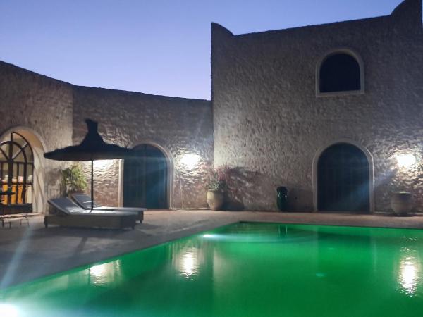 Riad Bini-Ddik : photo 9 de la chambre chambre lit king-size - vue sur piscine