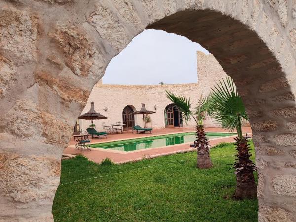 Riad Bini-Ddik : photo 8 de la chambre chambre lit king-size - vue sur piscine