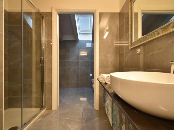 Royal Garden luxury rooms : photo 8 de la chambre chambre double avec salle de bains privative