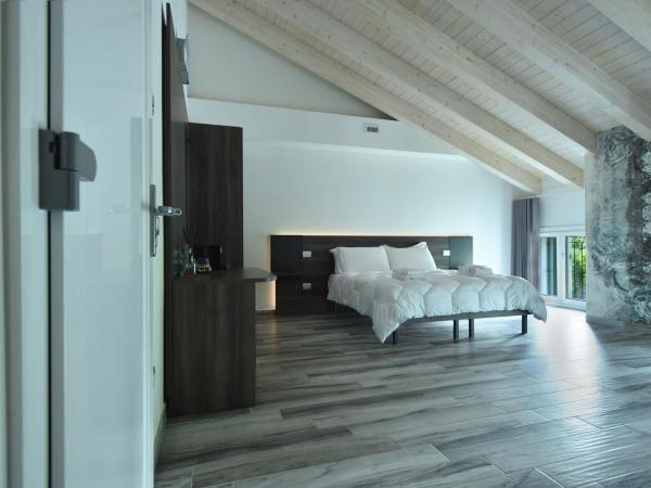 Royal Garden luxury rooms : photo 4 de la chambre chambre double avec salle de bains privative