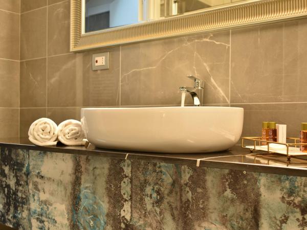 Royal Garden luxury rooms : photo 9 de la chambre chambre double avec salle de bains privative