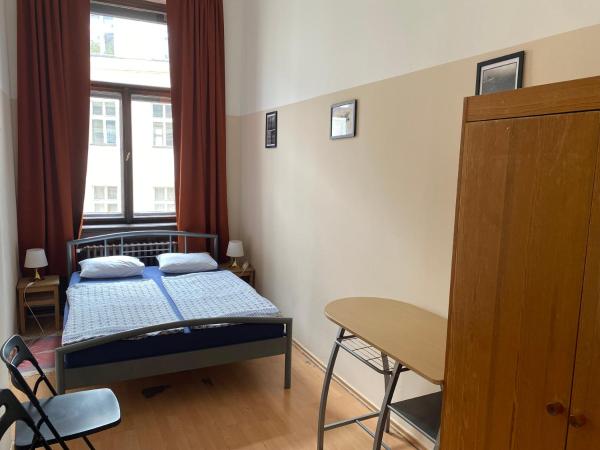 Hostel EMMA : photo 3 de la chambre chambre double avec salle de bains commune