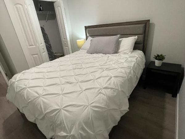 Private Cozy Secondary Suite, 2 Bedrooms, Separate Entrance : photo 1 de la chambre suite 2 chambres