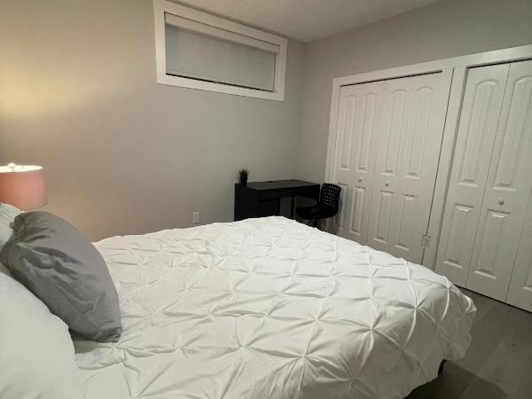 Private Cozy Secondary Suite, 2 Bedrooms, Separate Entrance : photo 6 de la chambre suite 2 chambres