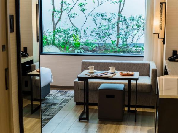 Hyatt Place Kyoto : photo 8 de la chambre chambre lit king-size - vue sur jardin