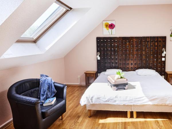 Logis Bagatelle - 51530 Dizy : photo 2 de la chambre chambre quadruple