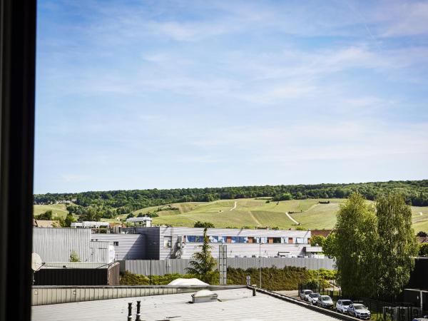 Logis Bagatelle - 51530 Dizy : photo 1 de la chambre chambre quadruple