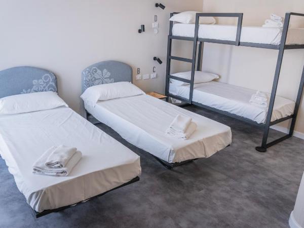 Piccolo Catalunya Hostel : photo 8 de la chambre lit dans dortoir pour femmes de 4 lits