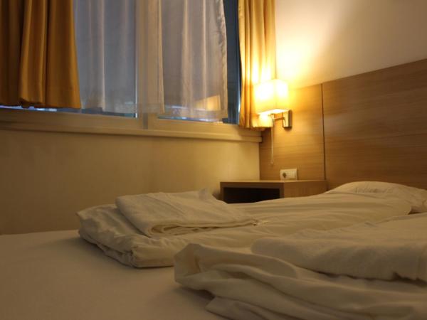 WOW City Hostel : photo 2 de la chambre chambre double avec salle de bains privative