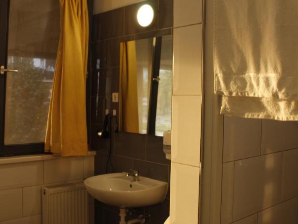 WOW City Hostel : photo 6 de la chambre chambre lits jumeaux avec salle de bains privative séparée