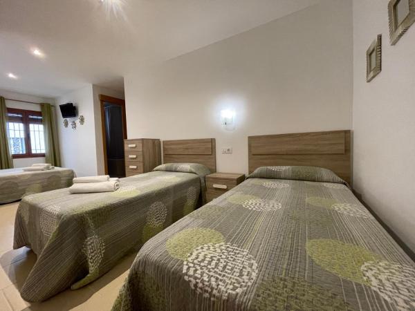 P&R hostals Codolar : photo 2 de la chambre chambre quadruple avec baignoire