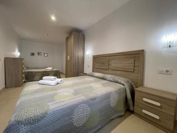 P&R hostals Codolar : photo 1 de la chambre chambre quadruple avec baignoire