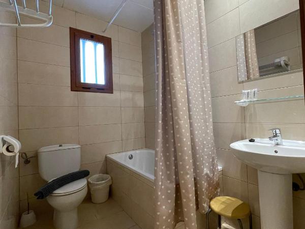 P&R hostals Codolar : photo 3 de la chambre chambre quadruple avec baignoire