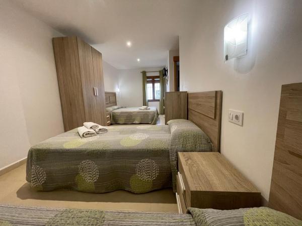 P&R hostals Codolar : photo 4 de la chambre chambre quadruple avec baignoire